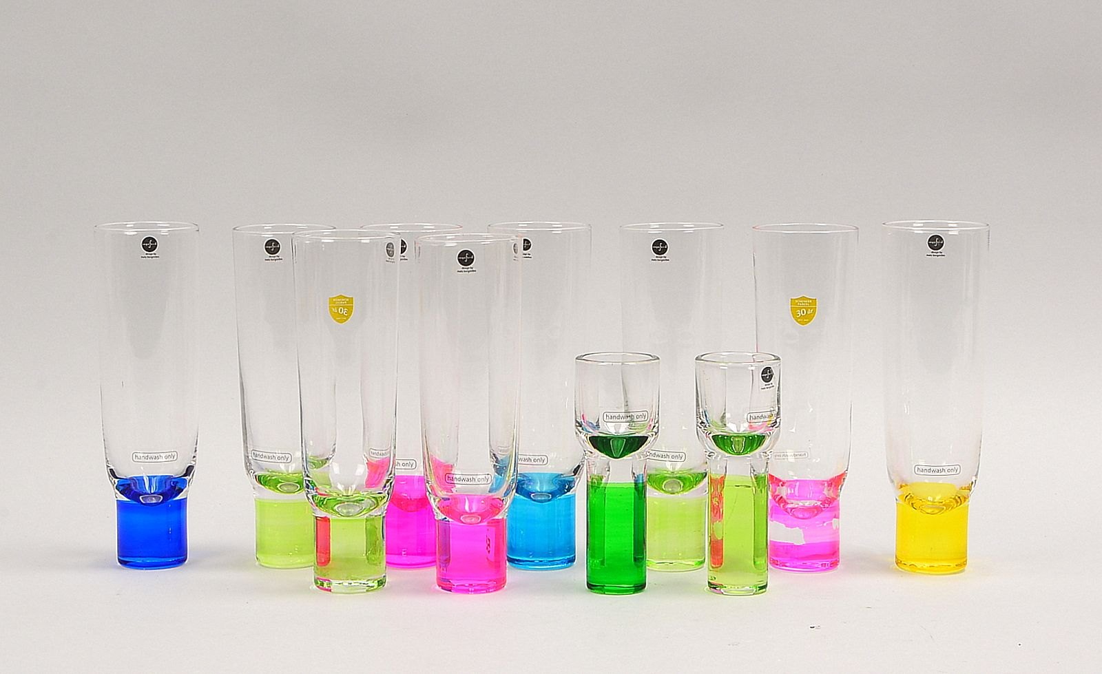 Sagaform, kl. Tischglas-Konvolut: 9x Sektgläser, und 2x Schnapsgläser, farb. Füße