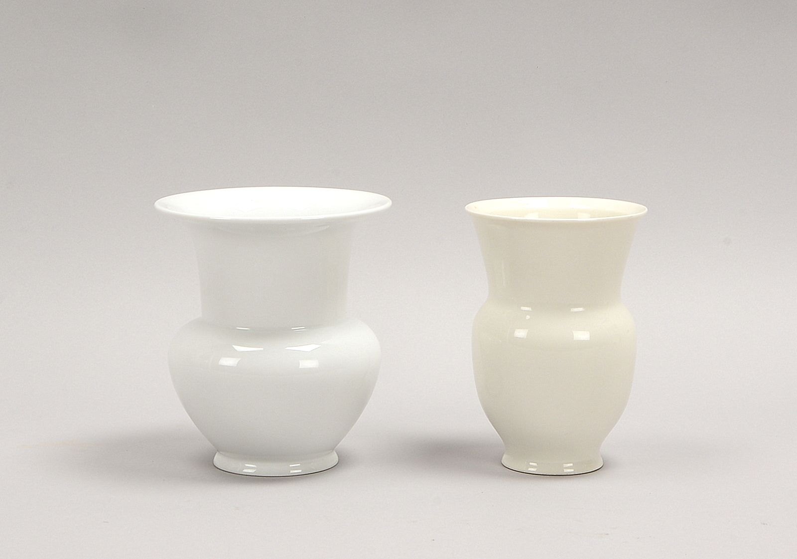 KPM (Zeptermarke), Paar Tischvasen, Weißporzellan; Höhe jeweils 14,5 cm