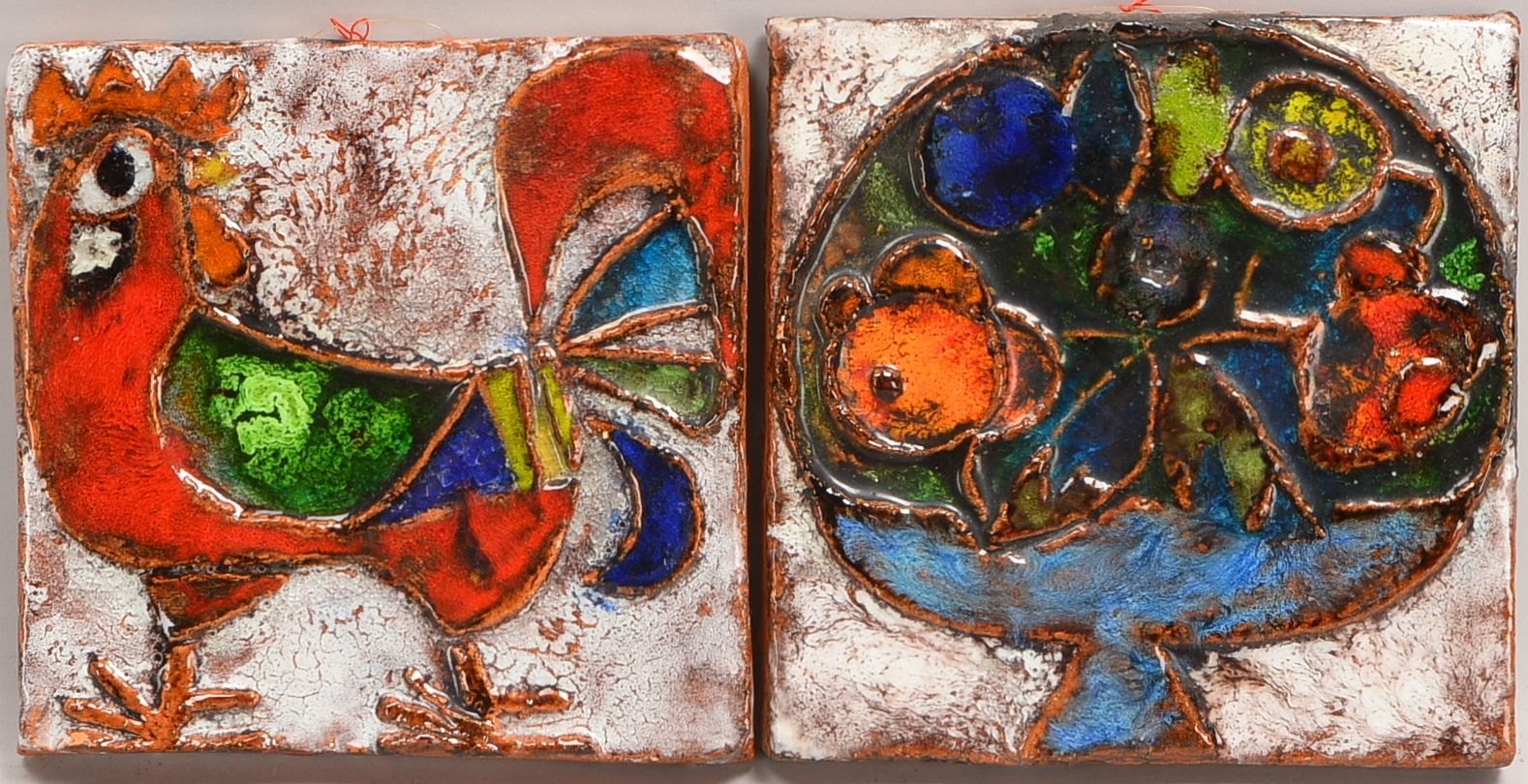 Weichberger, H., 2 Keramikplatten, farbig glasiert: 'Baum' und 'Hahn'; Maße ca. 20 x 20 cm