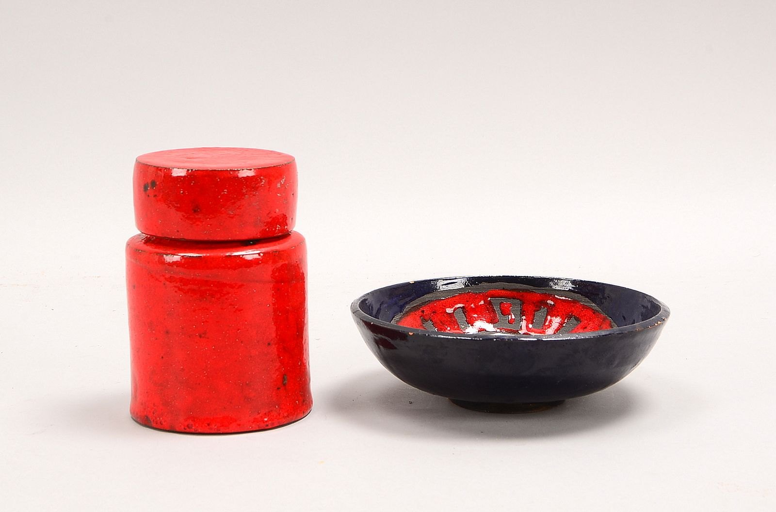 Weichberger, H., 2 Keramiken, farbig glasiert: Deckeldose, Höhe 14 cm, und Schale, Ø 5,5 cm