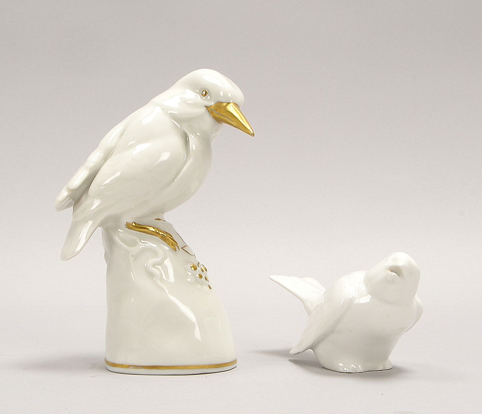 2 Porz.-Vogelfiguren: 1x Ens (Mühlenm.), 'Vogel auf Sockel'; und 1x KPM, 'Sperling'
