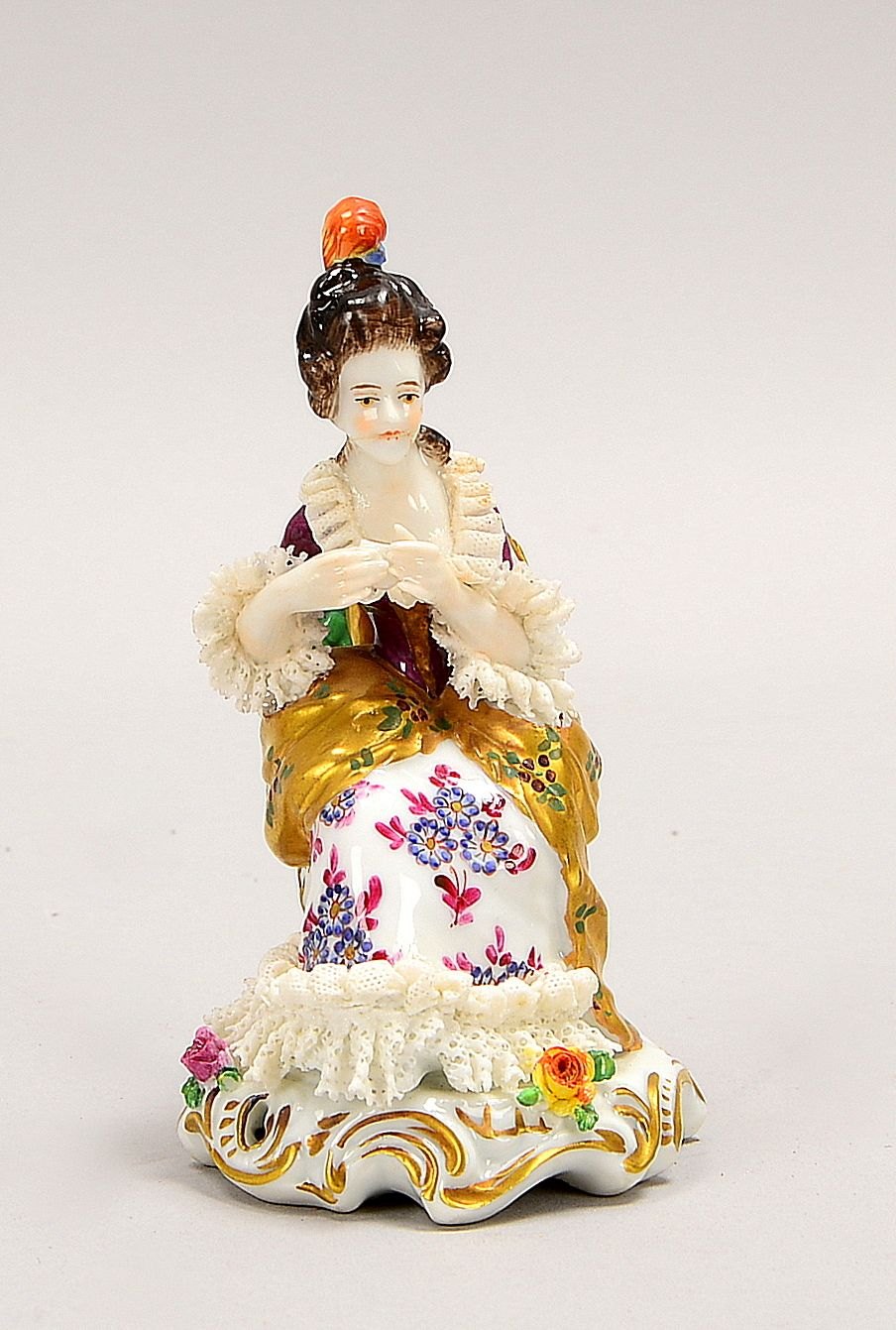 Porz.-Figur, 'Rokokodame', feinste Porzellanmalerei, im Boden gemarkt; Höhe 11 cm