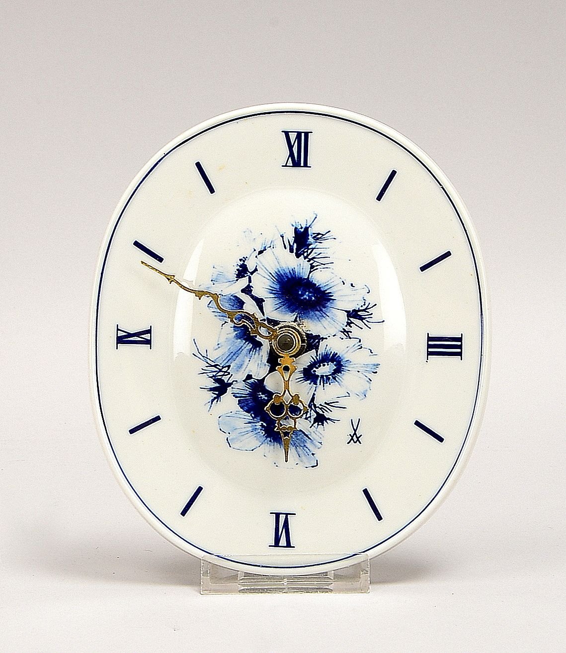 Meissen (I. Wahl), Porz.-Wanduhr, Quarz, flor. Dekor, läuft an; Maße 17 x 14 cm