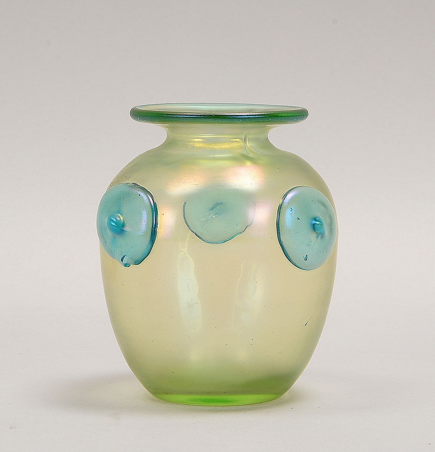Loetz Witwe, Glasvase, 'Orpheus', hellgrünes Glas, 3x aufgesetzte Nuppen, numm. '1169/05'