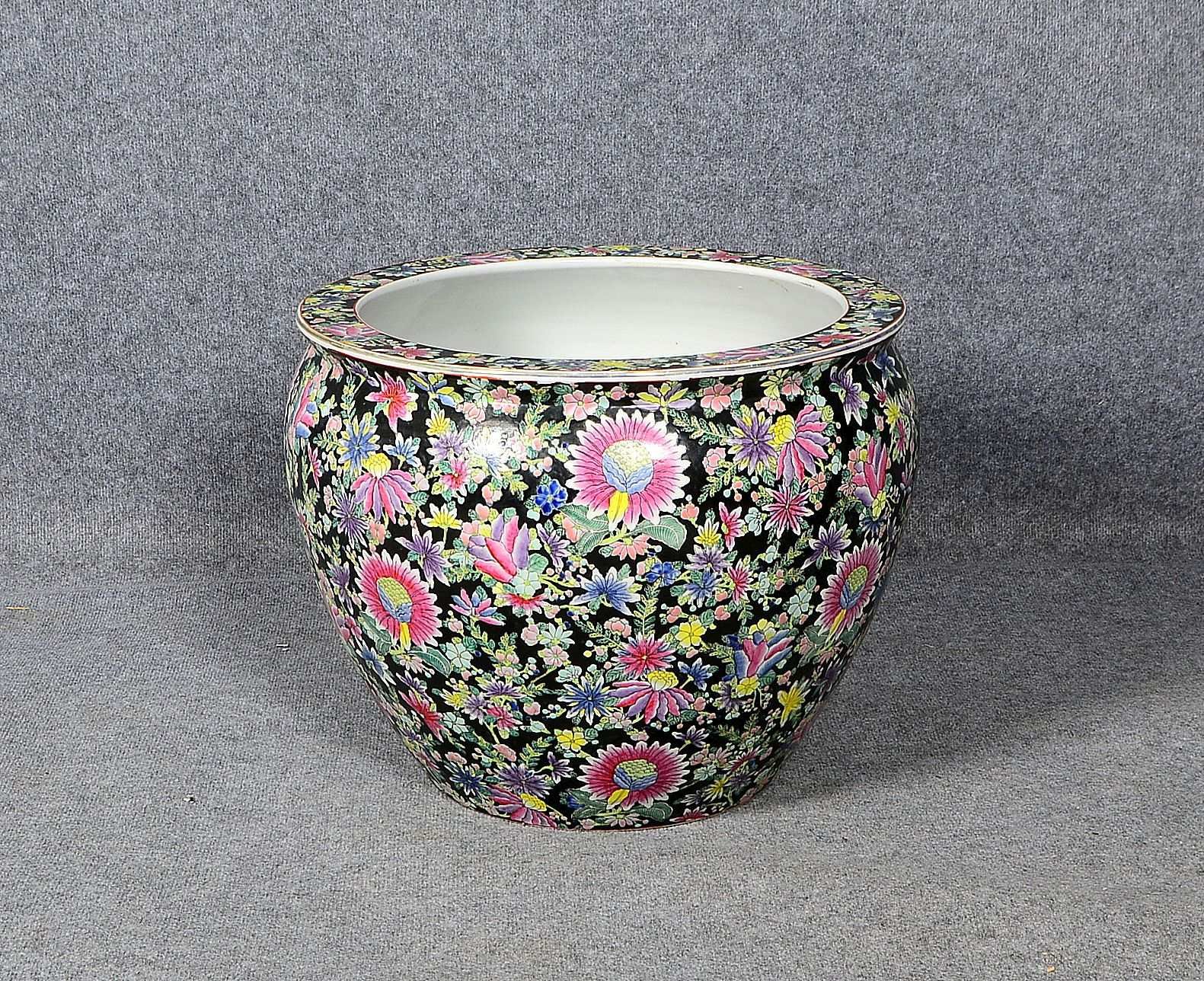 Porz.-Fishbowl/Übertopf, polychr. flor. Dekor auf schwarzem Grund, innen Koi-Darst.