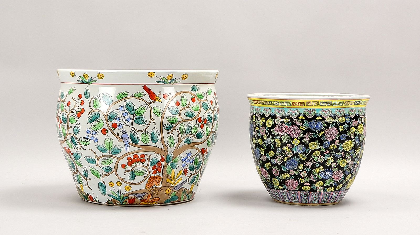2 Porz.-Übertöpfe, versch. Ausf., jeweils polychr. flor. Dekor; Ø 26,5 cm/Ø 35,5 cm