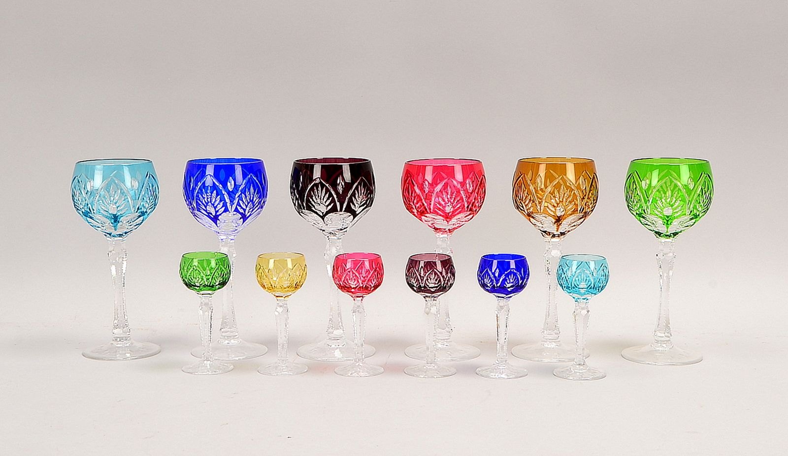 Kl. Tischglas-Konvolut, verschiedenfarb. Kristallglas, geschl.: 6x Wein/6x Likör