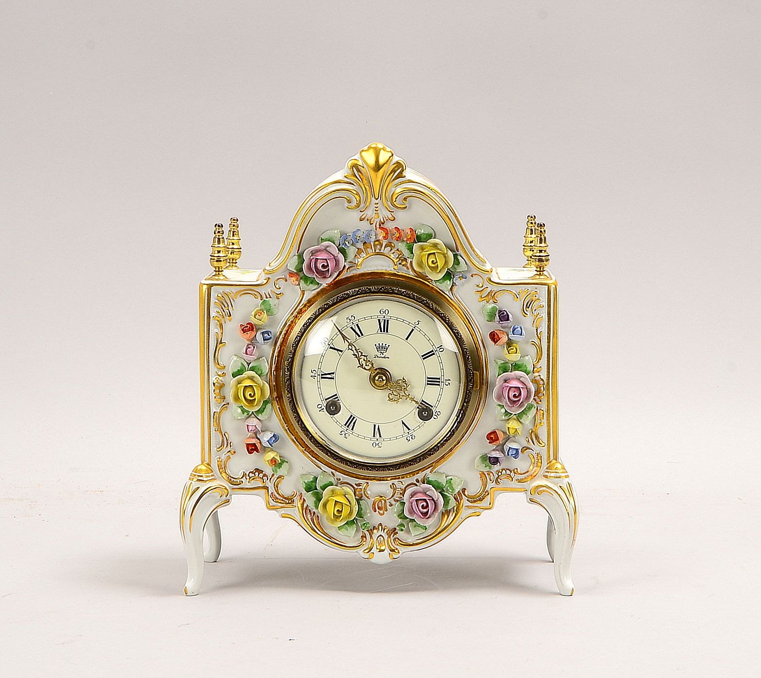 Dresden, Porz.-Tischuhr, polychr./goldstaff., plast. 'Blüten', Schlüsselaufz.; Höhe 24,5 cm