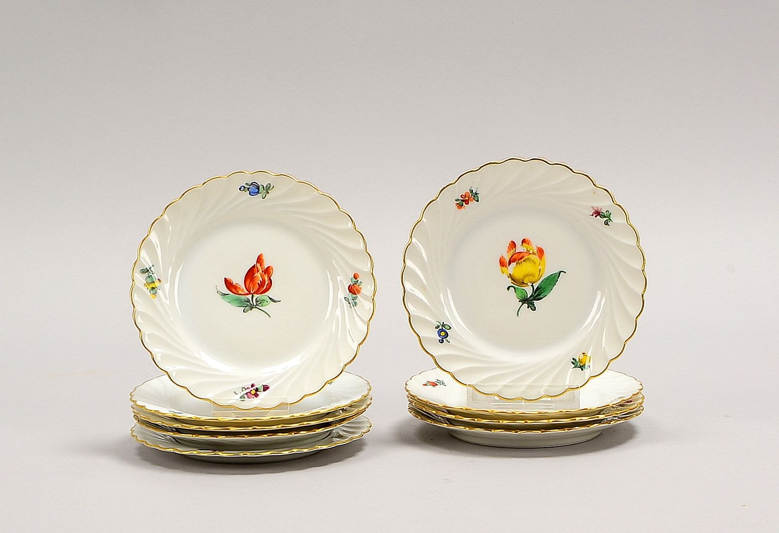 Nymphenburg, 9 Pralinen-/Gebäckteller, Porz., gerippter Wellenrand, flor. Handbem.; Ø 13 cm