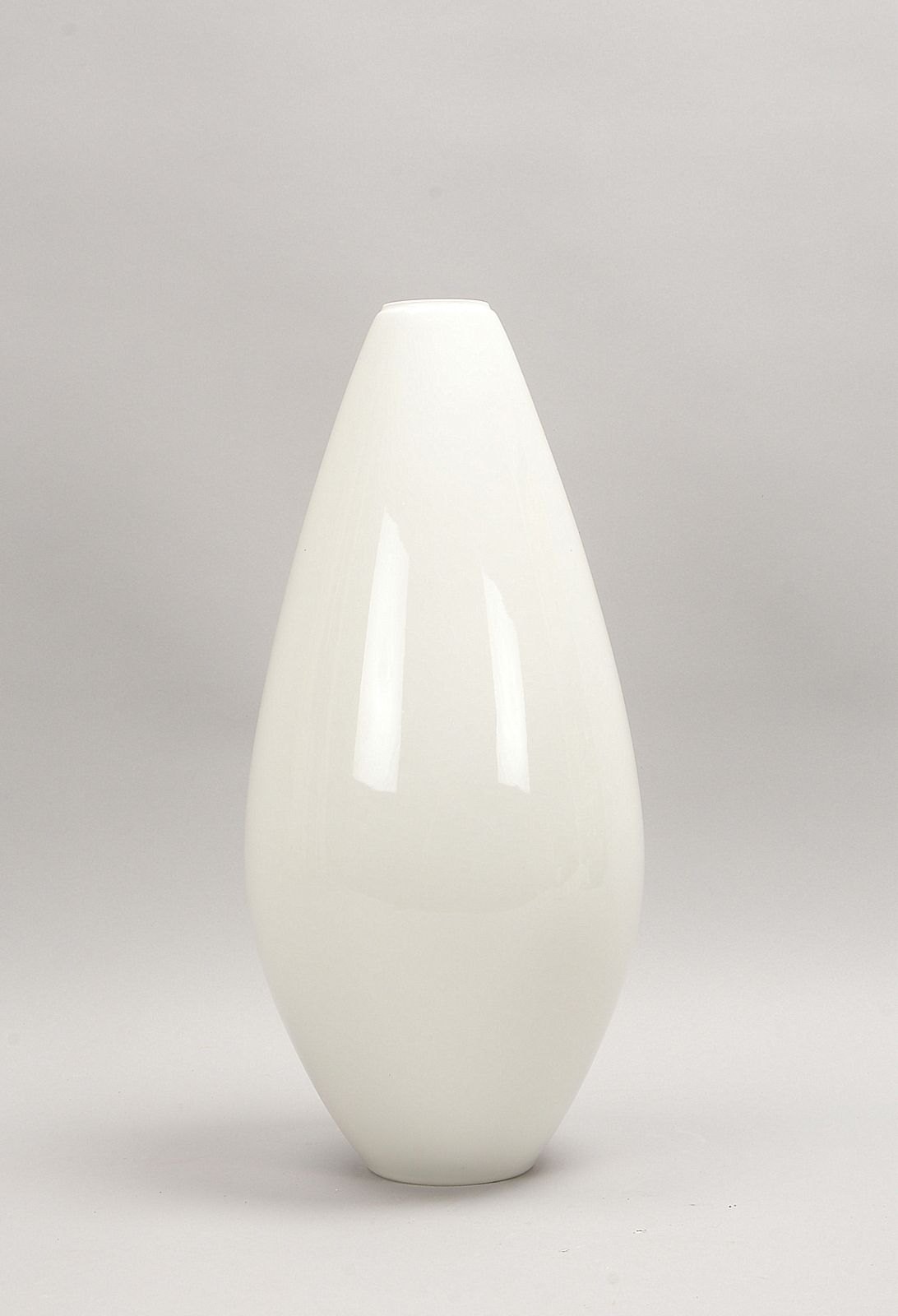 KPM Berlin, gr. Porz.-Kolbenvase, Weißporz., Entw. Hubert Griemert; Höhe 49 cm
