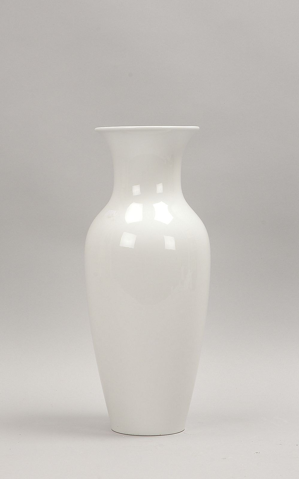 KPM Berlin, Porzellanvase, Mod. 'Syringa', weißer Scherben; Höhe 40 cm