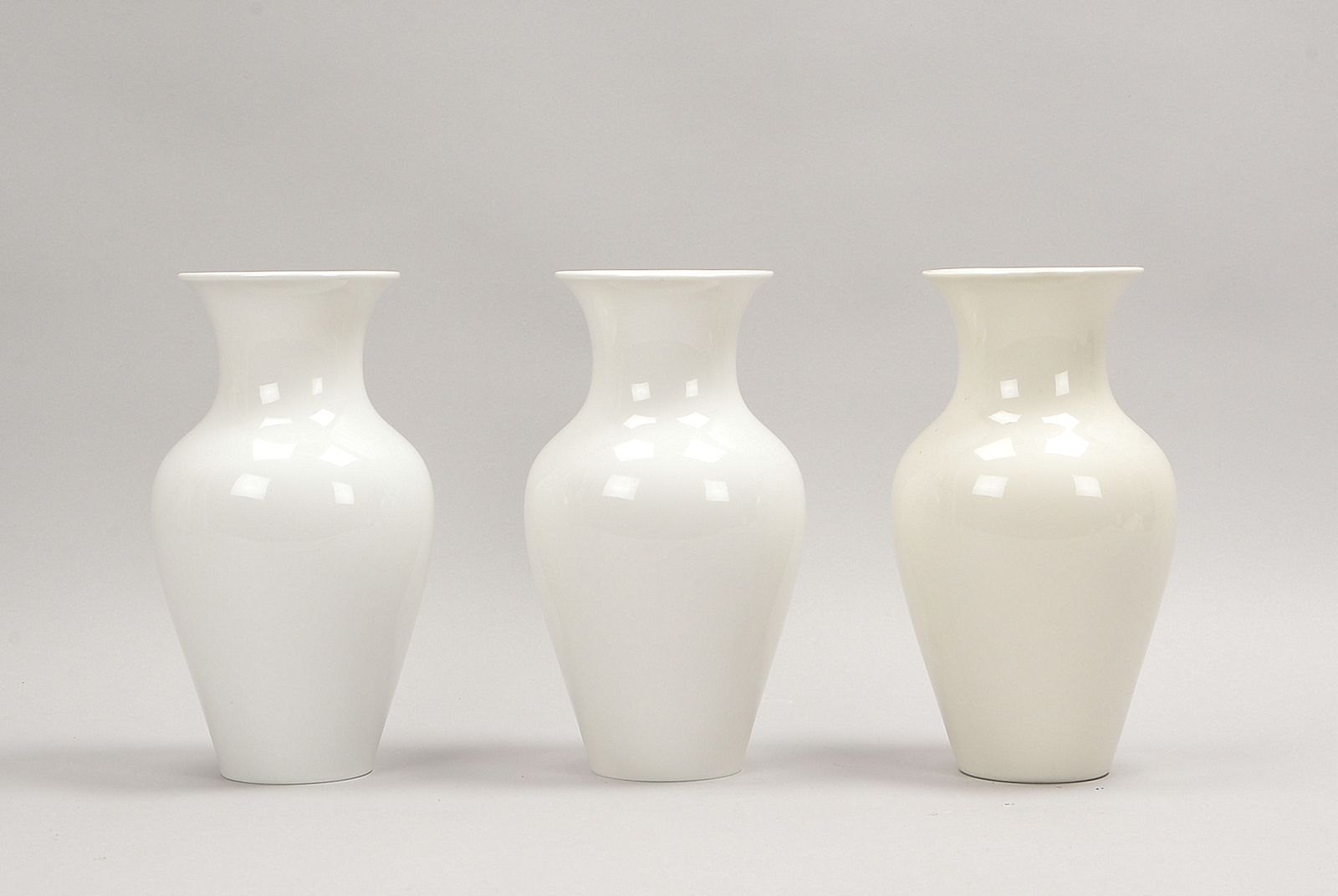 KPM Berlin, 3 Porzellanvasen, Mod. 'Syringa', weißer Scherben; Höhe jew. 28 cm