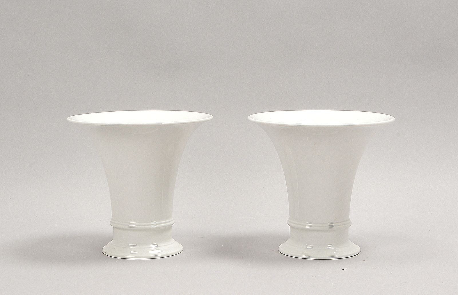 KPM Berlin, Paar Porz.-Trompetenvasen, Entw. K.-F. Schinkel; Höhe 18,5 cm