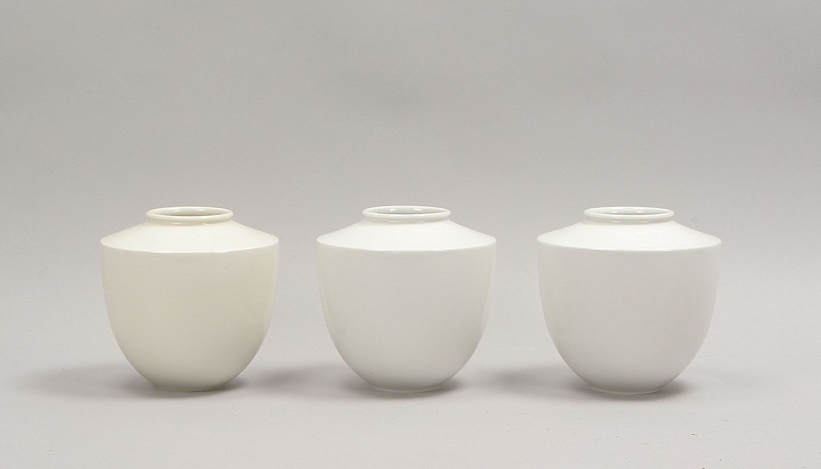 KPM Berlin (I./II. Wahl), 3 Porz.-Vasen, Form 'Großer Bär', Entw. Trude Petri; Höhe 15,5 cm