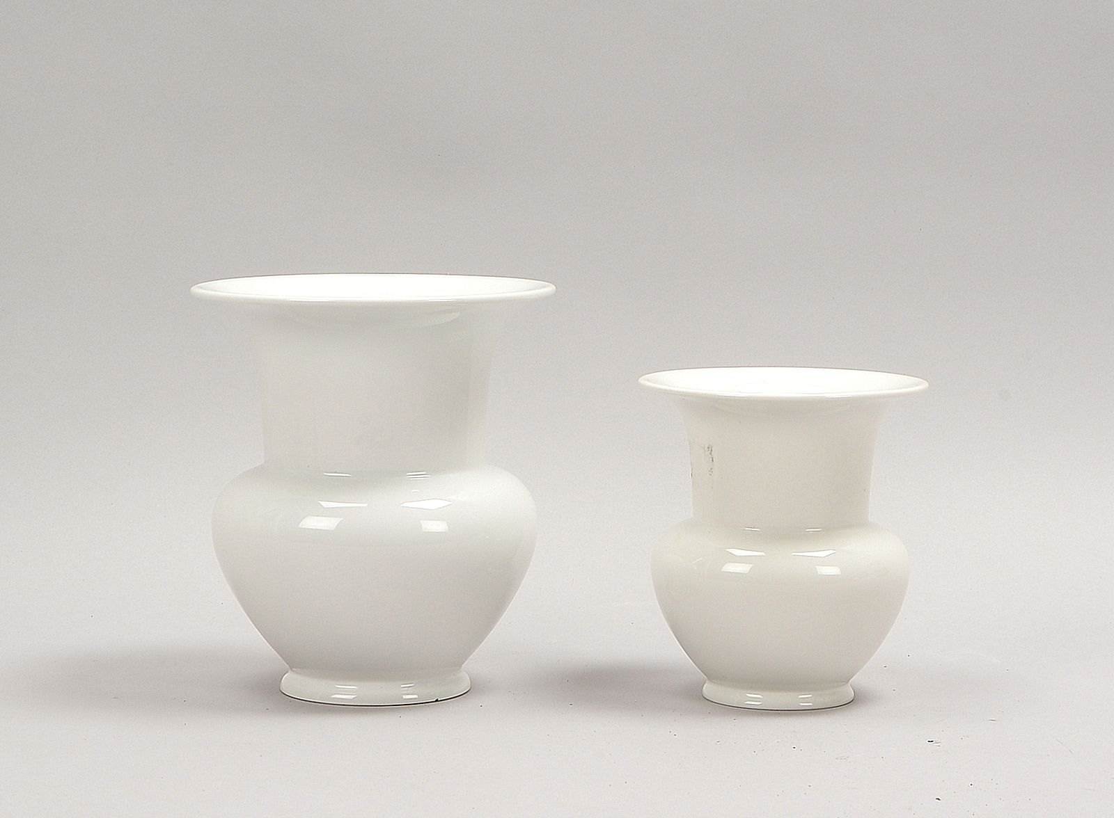 KPM Berlin (I. Wahl), 2 Porz.-Vasen, Mod. 'Fidibus', Entw. K.F. Schinkel; Höhe 14 cm/19 cm