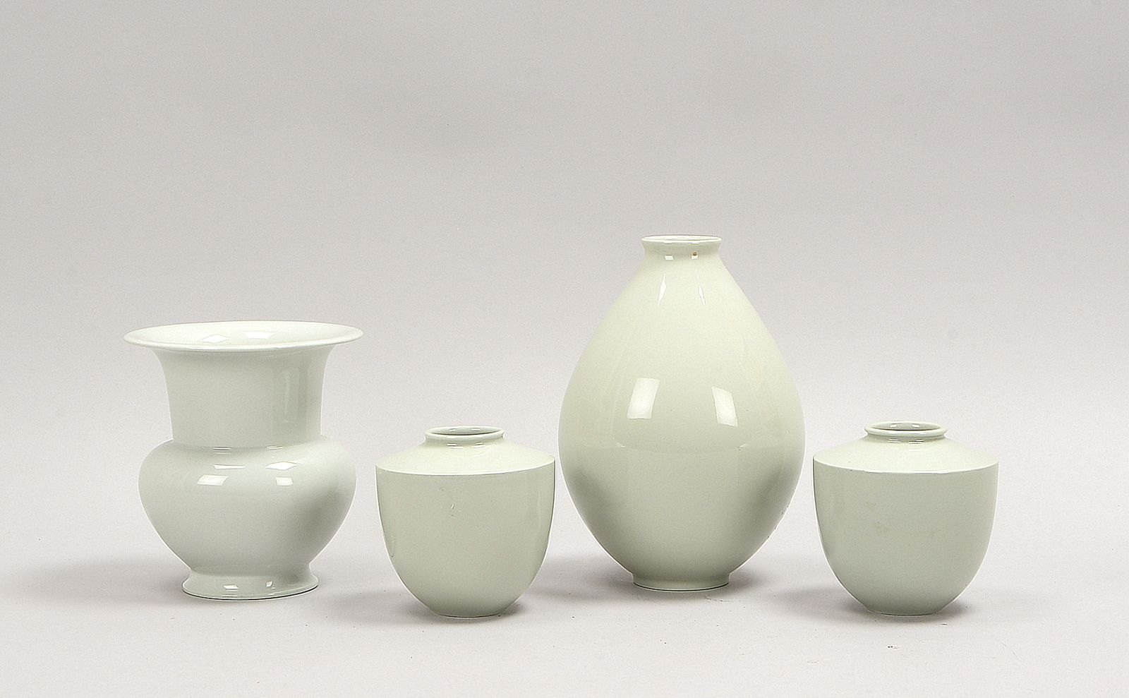 KPM Berlin (I. Wahl), 4 Porz.-Vasen, versch. seladonf. Modelle; Höhe 9 cm - Höhe 19 cm