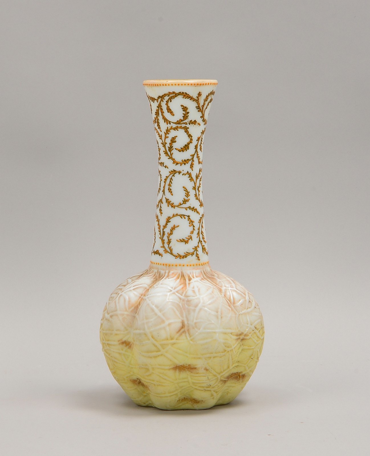 Antike Langhals-Glasvase, kürbisf. Korpus mit Netzstruktur, flor. Emaille-/Goldmalerei
