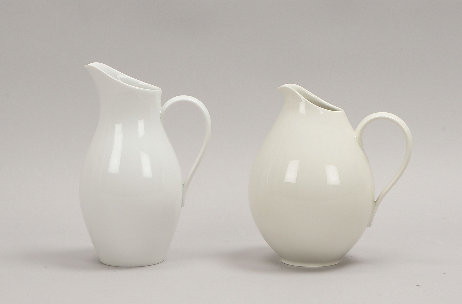 KPM Berlin (I. Wahl), 2 Porz.-Krüge, 'Urbino', Entw. Trude Petri; Höhe 10,5 cm/18,5 cm