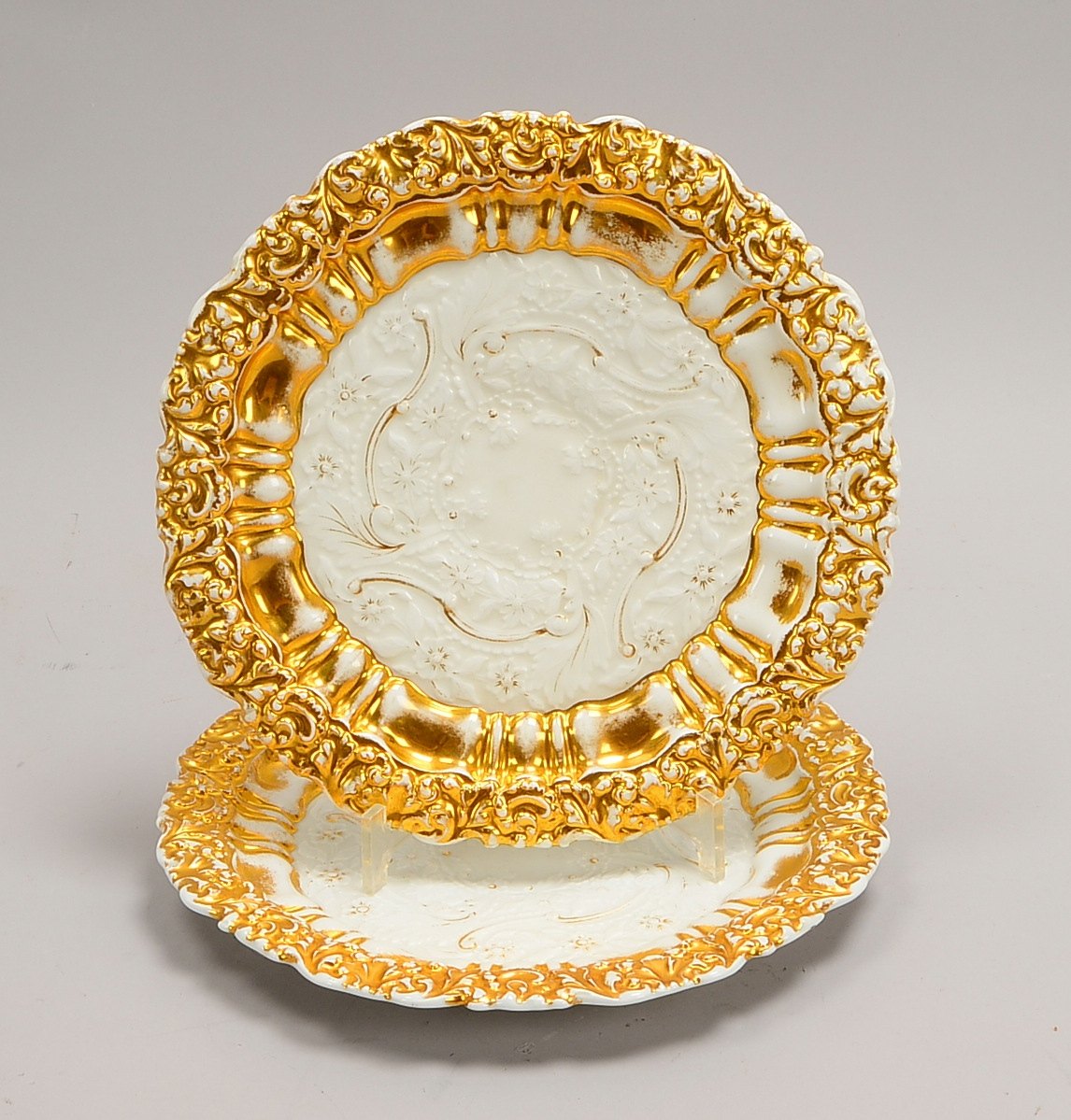Meissen (Knaufzeit), Paar Prunkteller, mit floralem Reliefdekor/vergoldet; Ø 25,5 cm