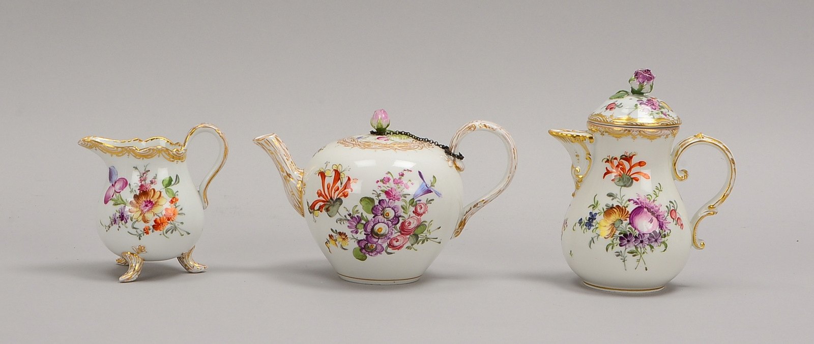 Meissen, 3 Porz.-Kannen (1-gestr.): Mokka- und Teekanne (Knaufzeit), dazu Sahnekännchen