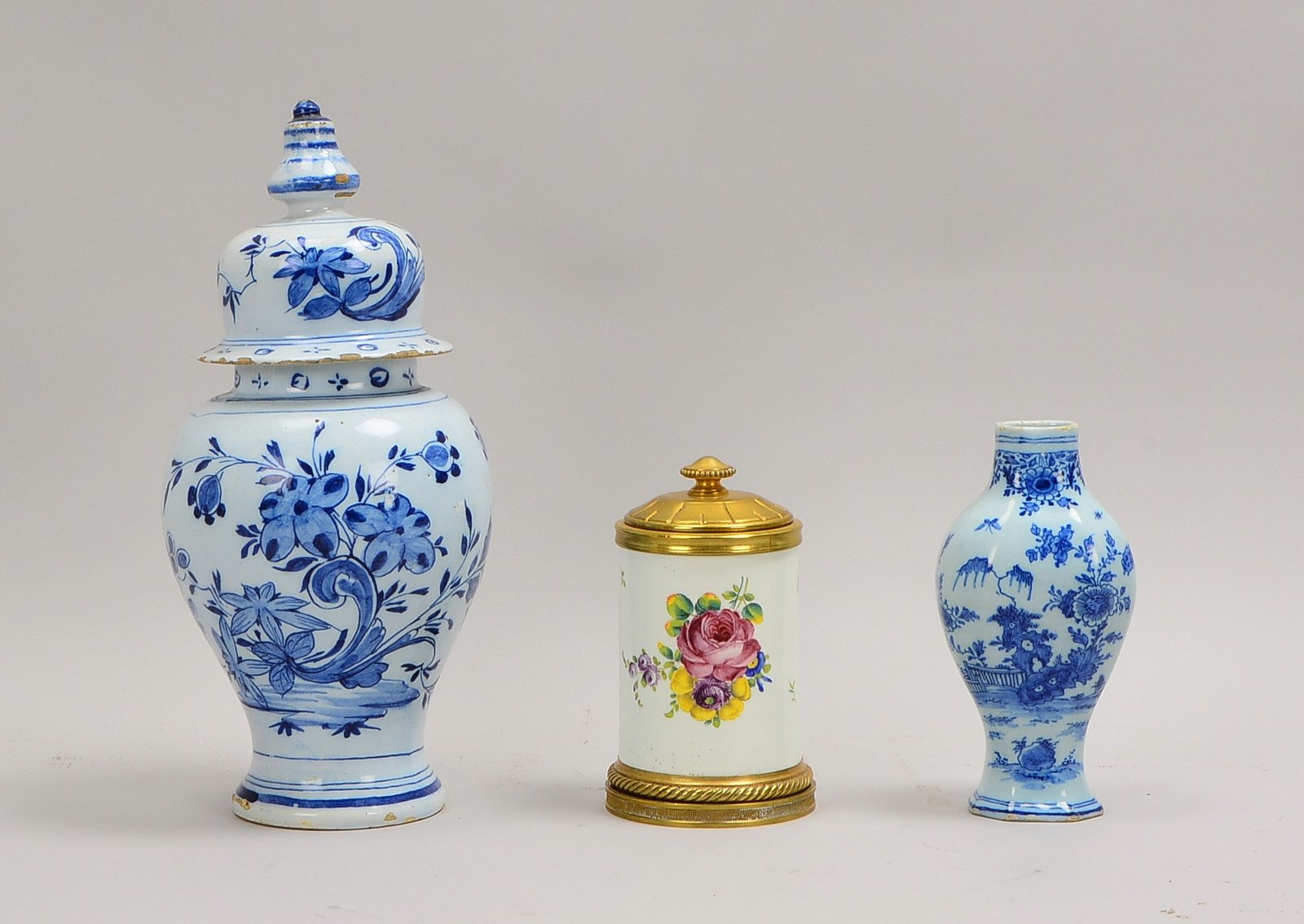 Royal Delft, 2 antike Keramiken, mit Unterglasurmalerei, und Porz.-Deckelgefäß