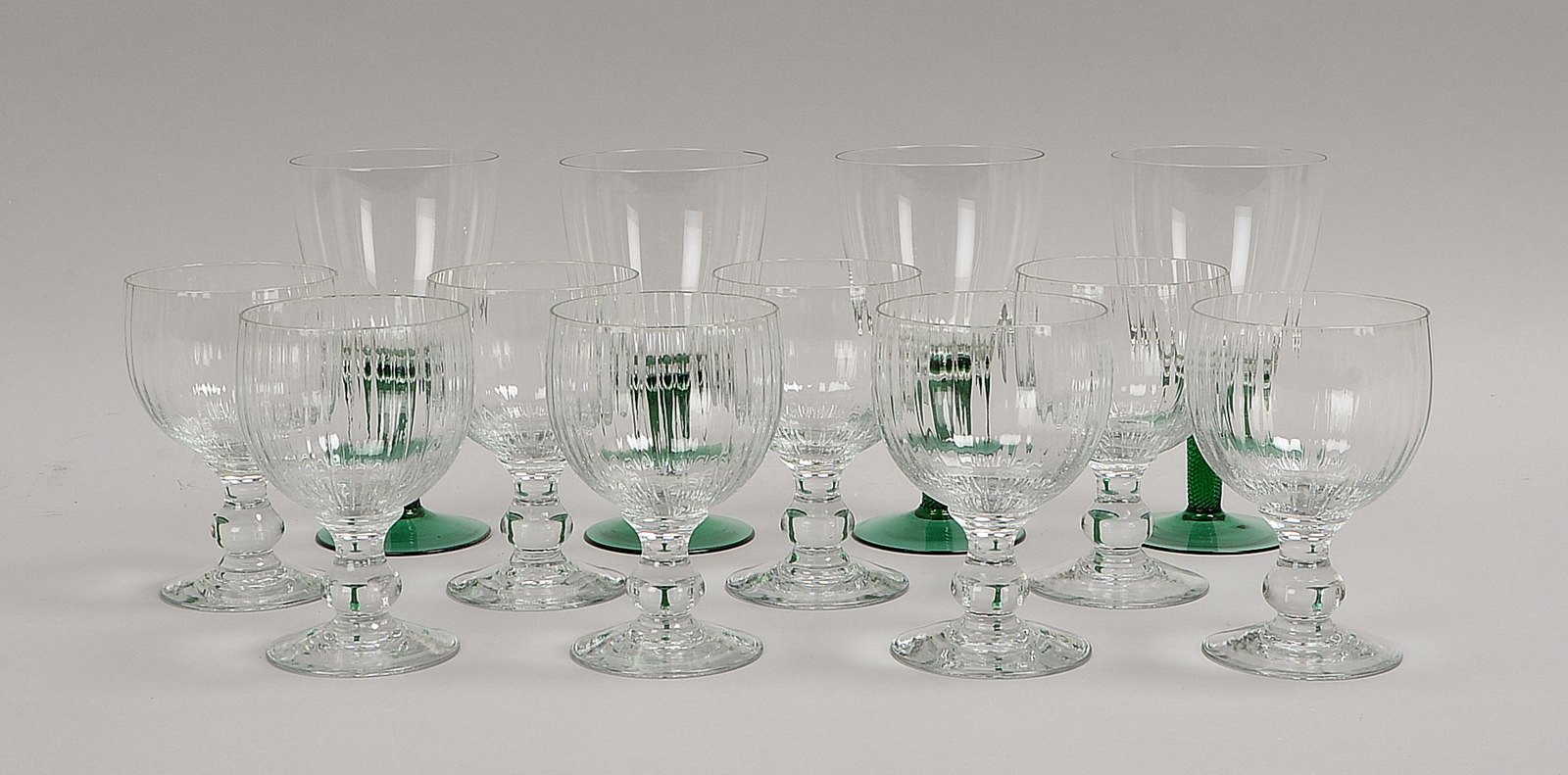 Tischglas-Konvolut: 4x Weingläser, grüner Fuß; und 8x Biergläser, Klarglas