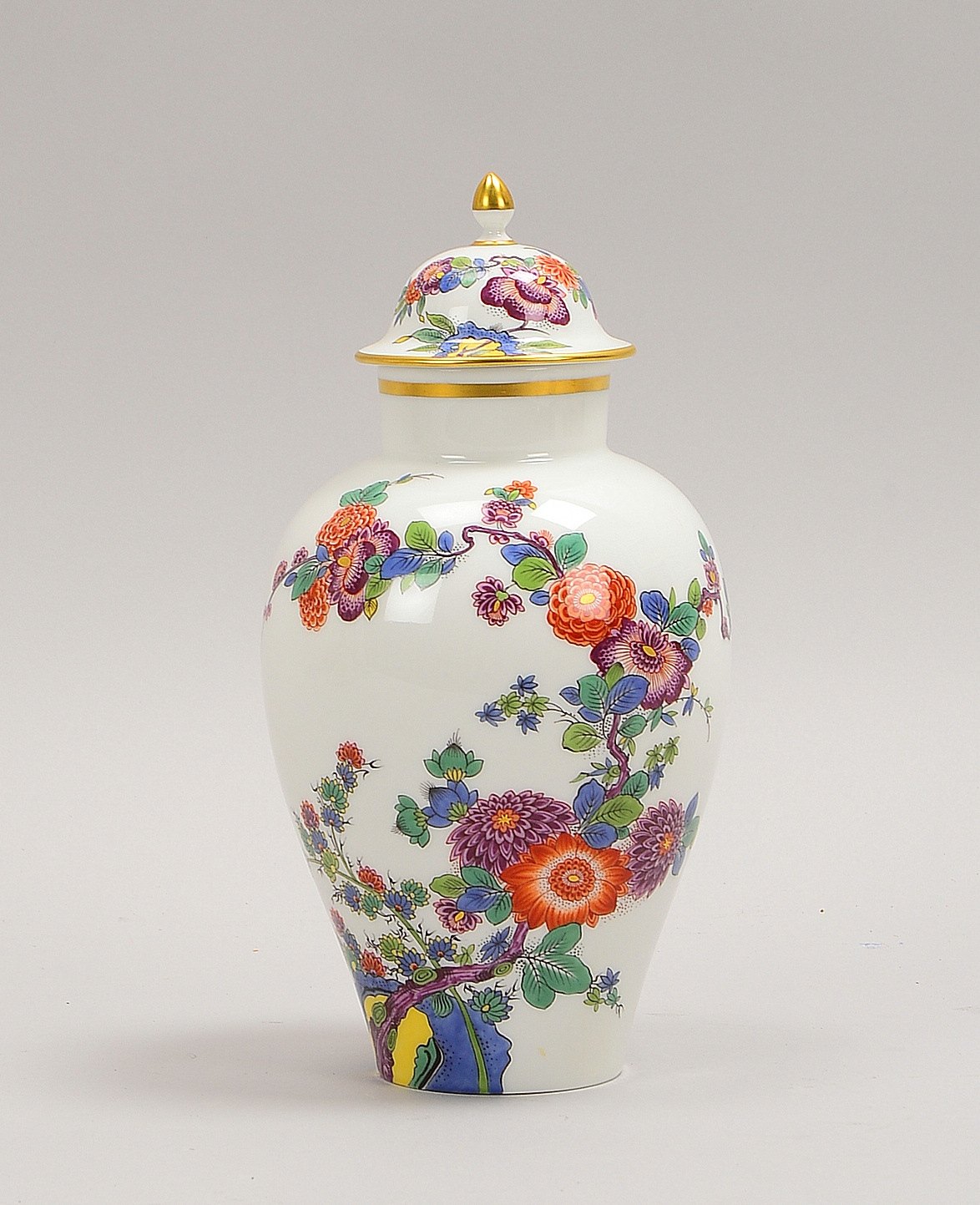 Meissen (I. Wahl), Porzellan-Deckelvase, im Kakiemon-Dekor, mit Goldrand; Höhe 25 cm