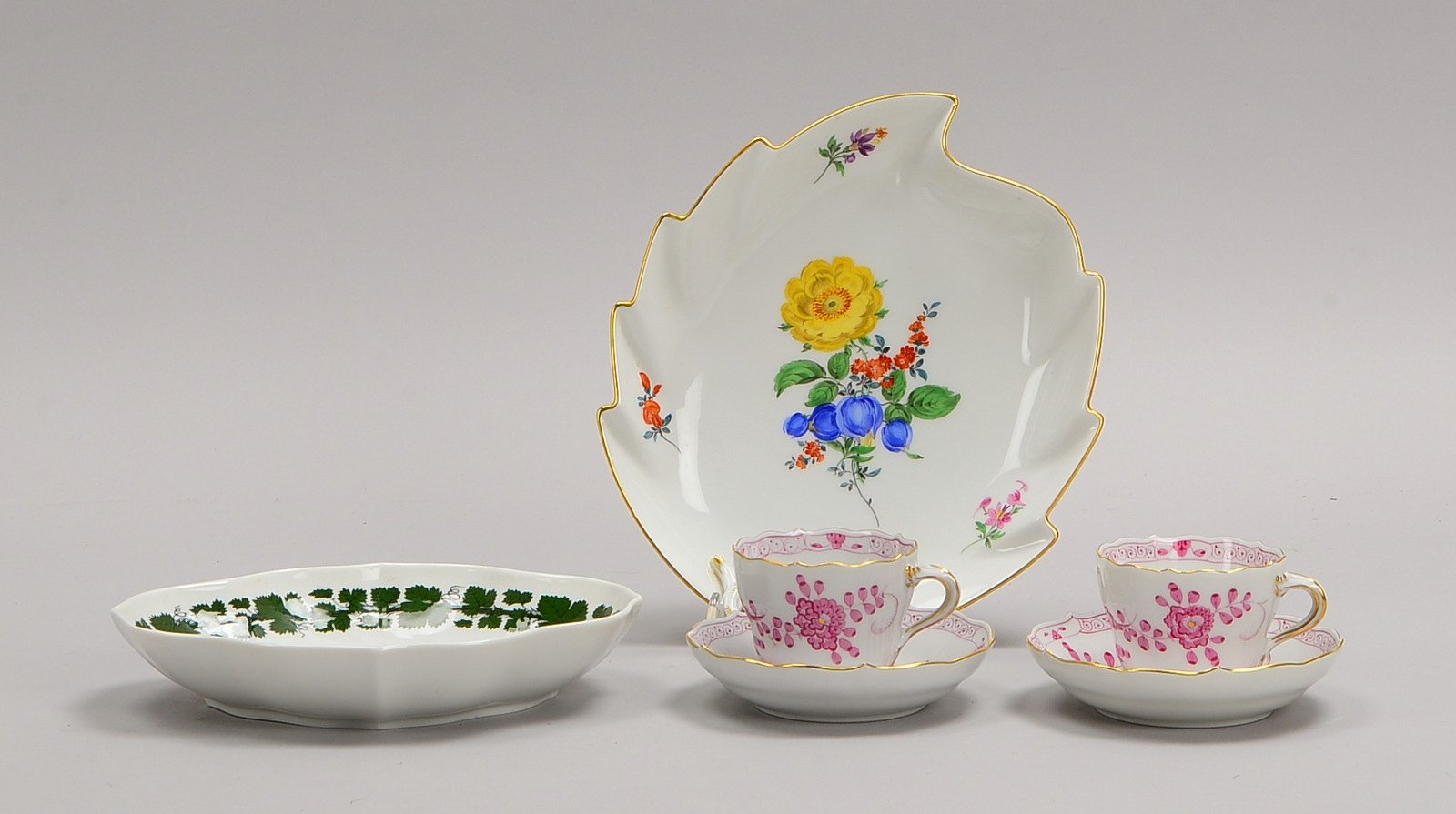 Meissen, kl. Tischporz.-Konvolut: Blatt- und Konfektschale, 2x Mokkatassen/UT