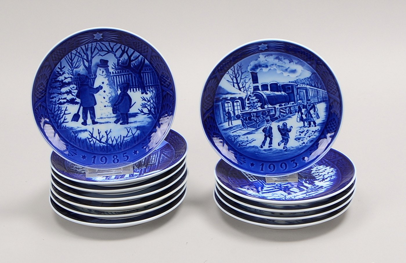 Royal Copenhagen, 12 Weihnachtsteller, untersch. Jahrgänge und Motive; Ø 18 cm