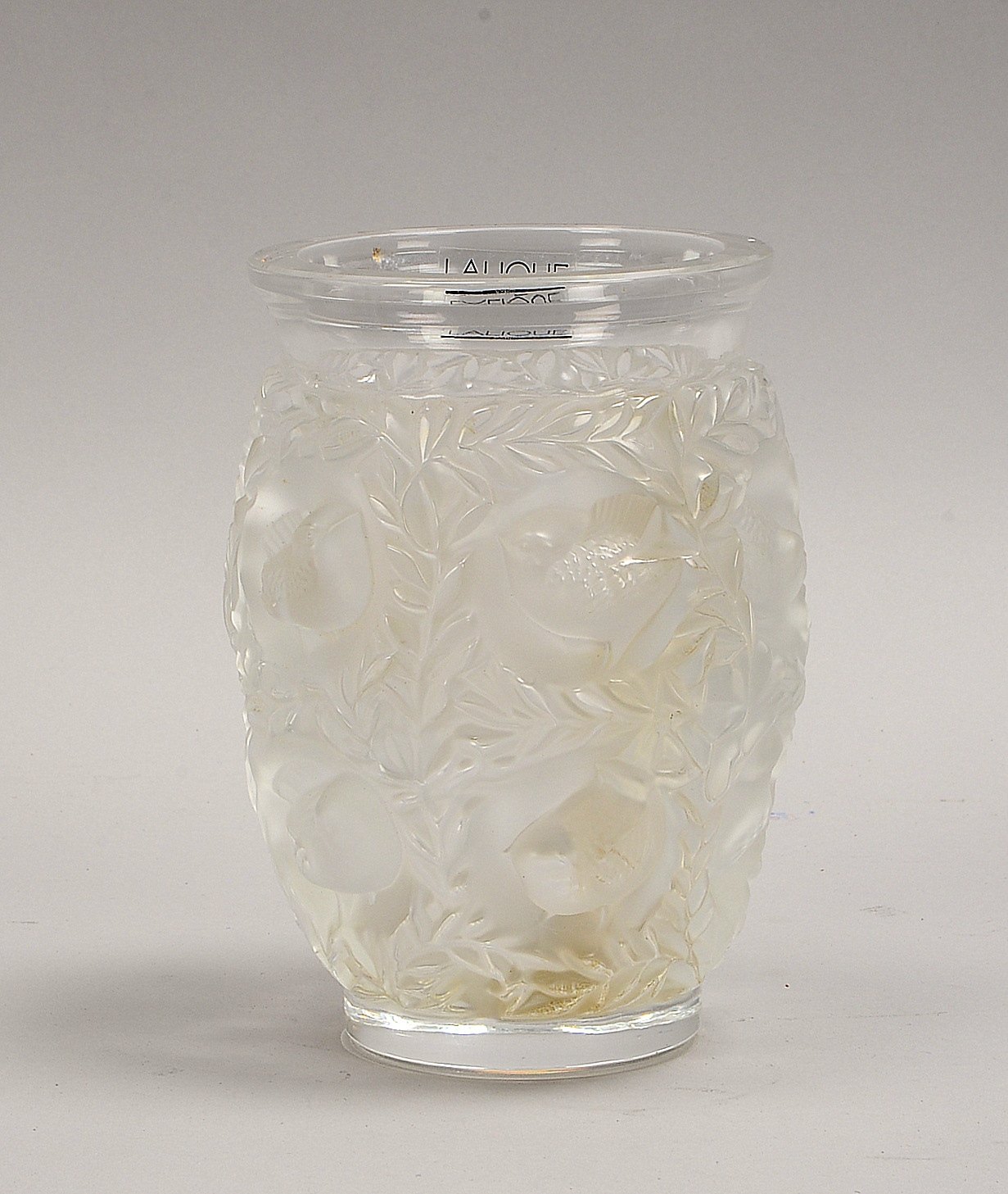 Lalique, Tischvase, leicht matt. Glas, im Boden sign., innen orig. Aufkleber; Höhe 17 cm