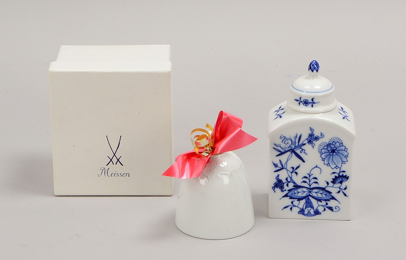 Meissen (I. Wahl), Porz.-Teegefäß, Höhe 13,5 cm; und Porz.-Tischglocke, Höhe 8,5 cm