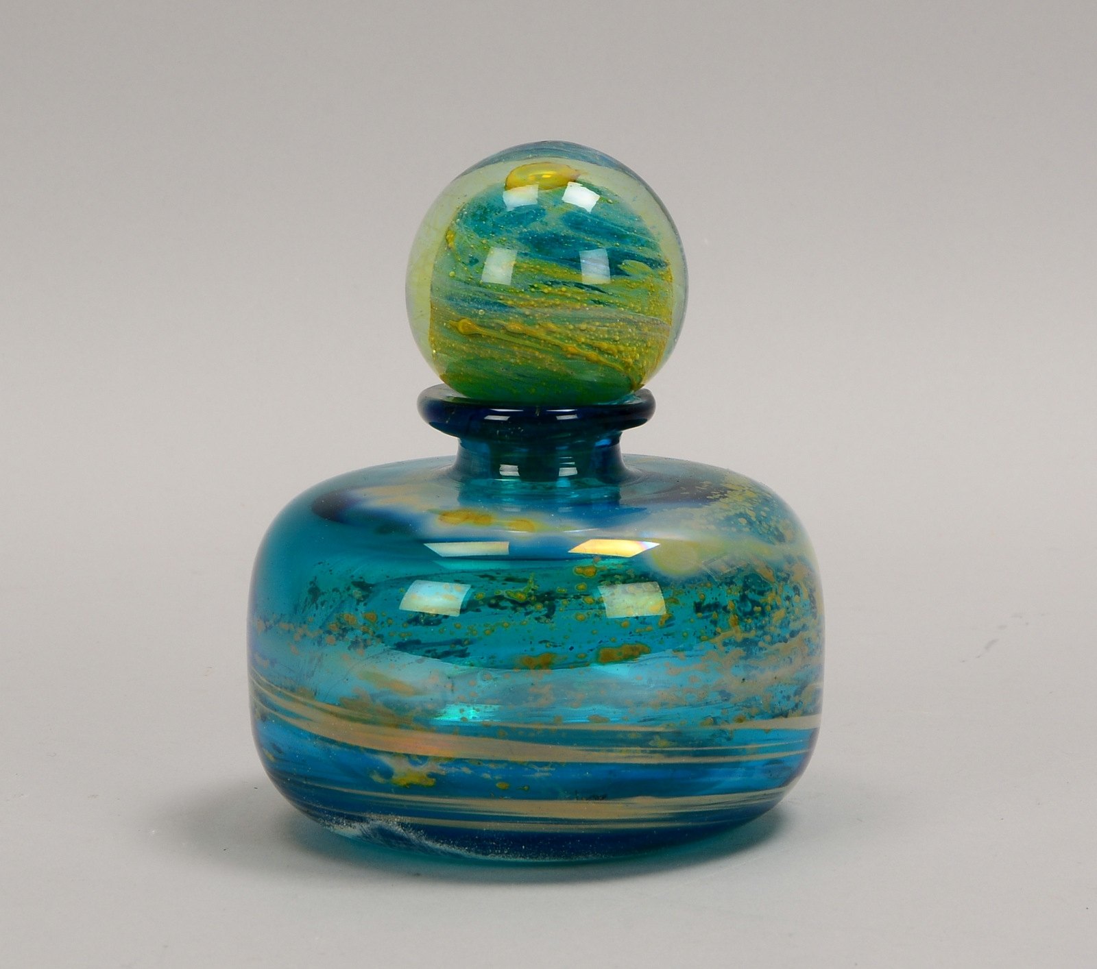 Mdina/Malta, Glasflacon mit Stöpsel, Entw. M. Harris, ritzsign.; Höhe 13 cm, Ø 10,5 cm