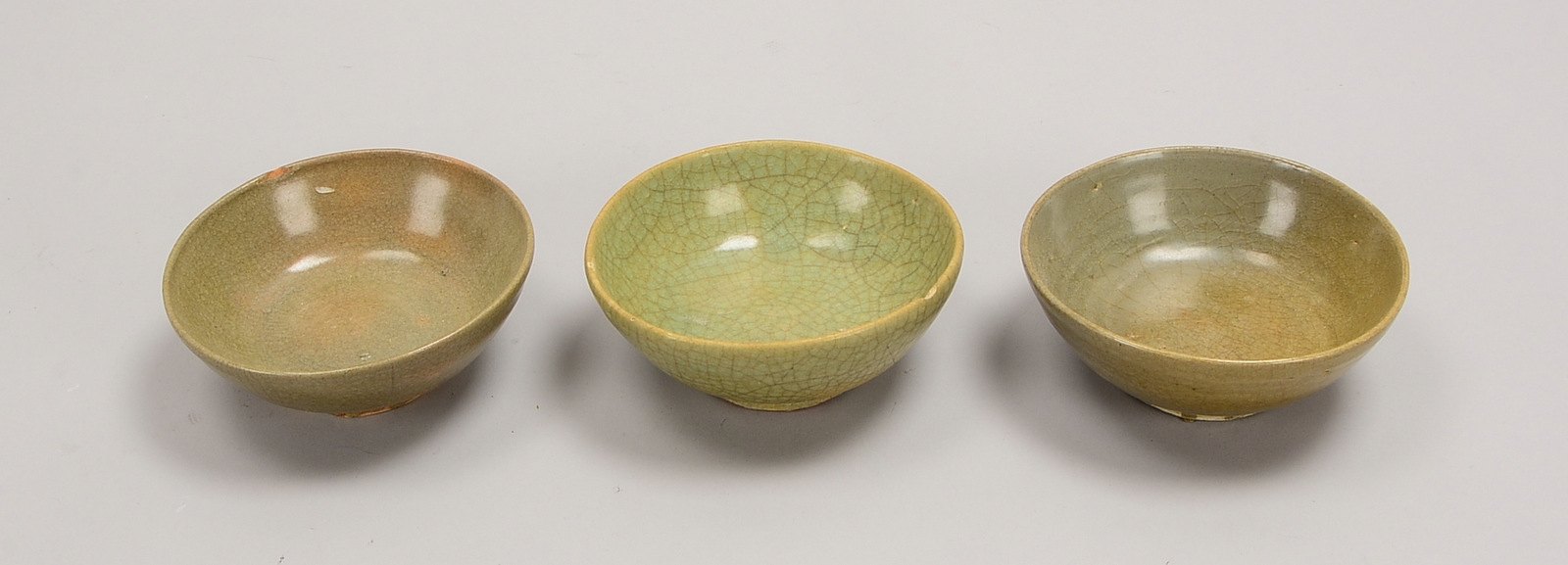 Kleines Schalen-Konvolut, Steinzeug glasiert, jew. mit Cracquelé, 3 Stück; Ø 13 cm