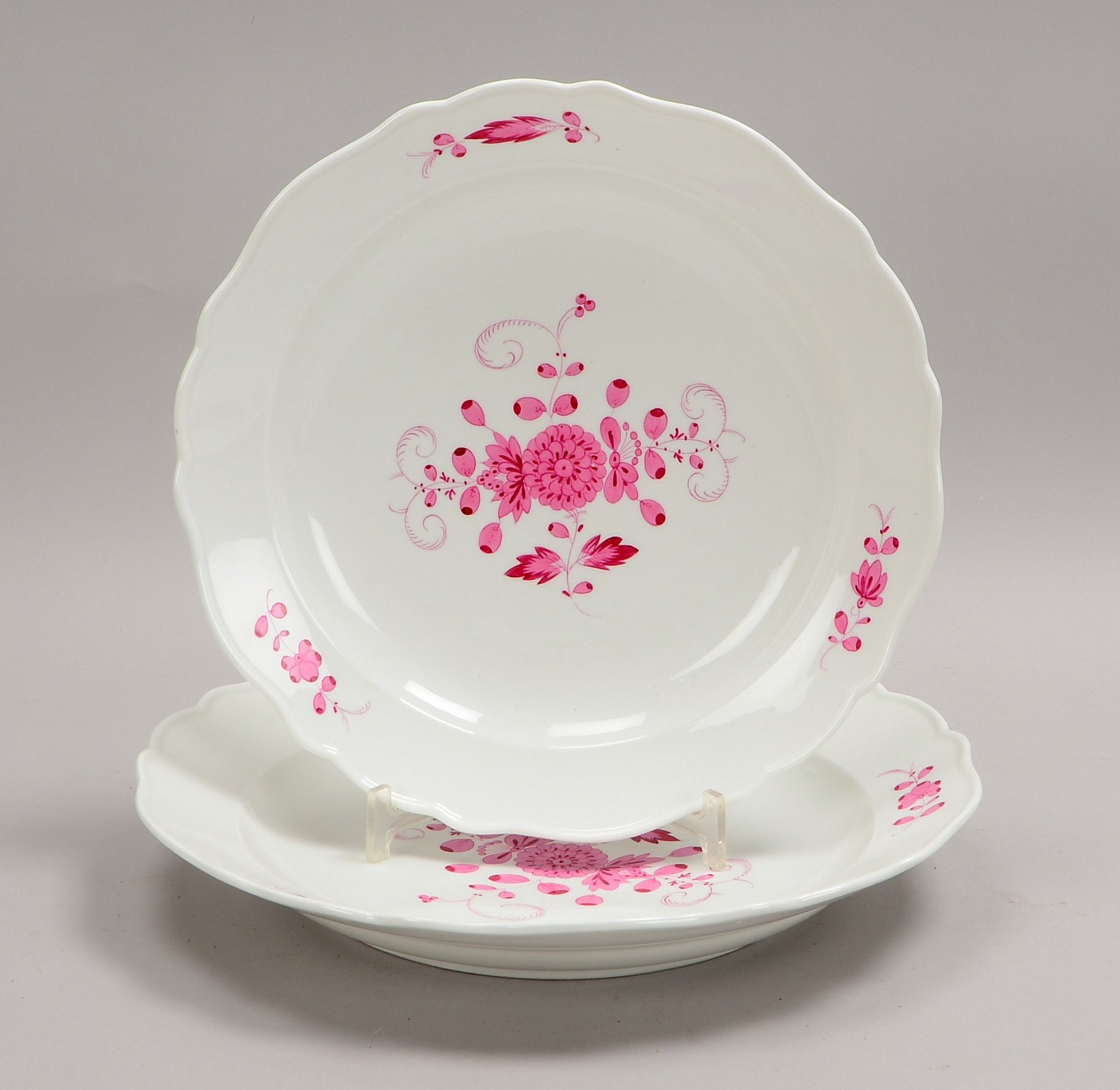 Meissen (Knaufzeit, 2-gestr.), 2 runde Porz.-Servierplatten, 'Ind. Purpur'; Ø 34 cm/Ø 30 cm