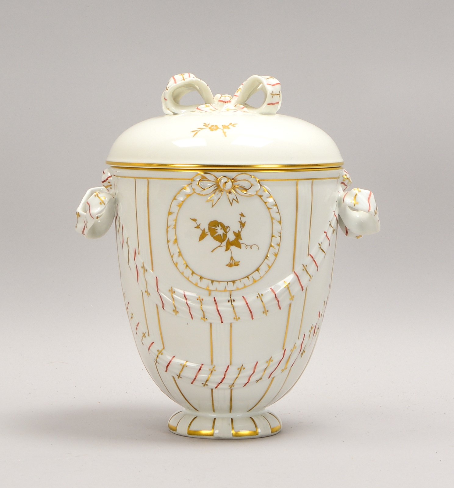KPM Berlin, 'Bandschleifen-Potpourri', Weißporz., goldstaff., Entw. F.E. Meyer; Höhe 27 cm