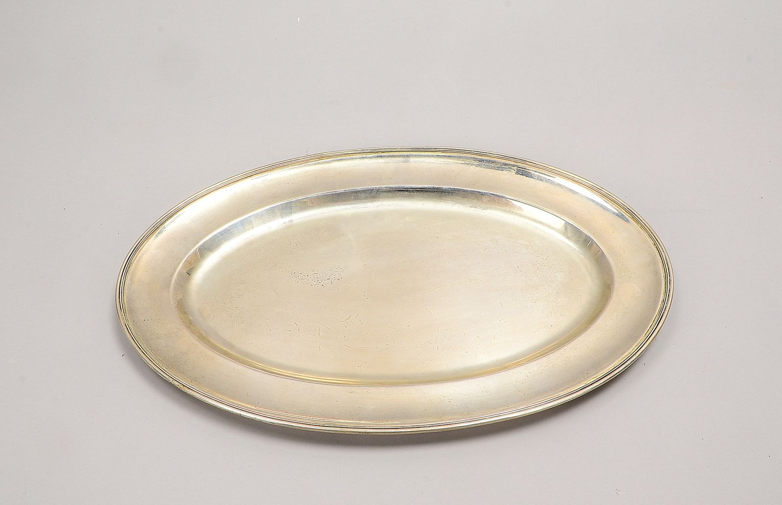 Tablett, 800 Silber, ovale Form, schlichte Ausf.; Maße 42 x 27 cm, Gewicht 782 g