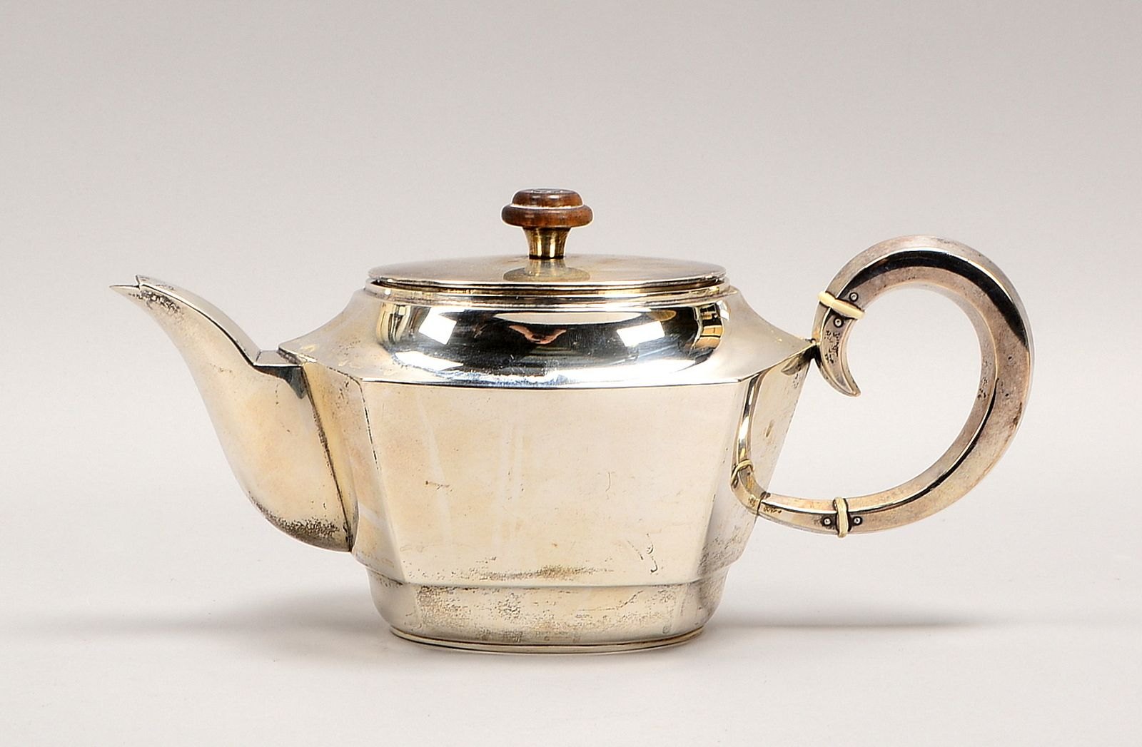 Wilkens, Kaffeekanne, 830 Silber, längsov. Korpus, seitl. scharn. Deckel; Gew. 545 g