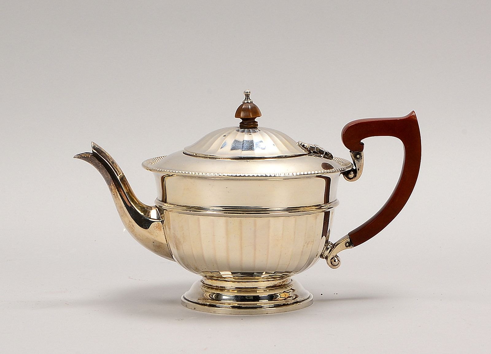 Teekanne, 925 Sterlingsilber, mit Kunststoff-Griff/Deckelknauf; Höhe 14 cm, Gew. 414 g