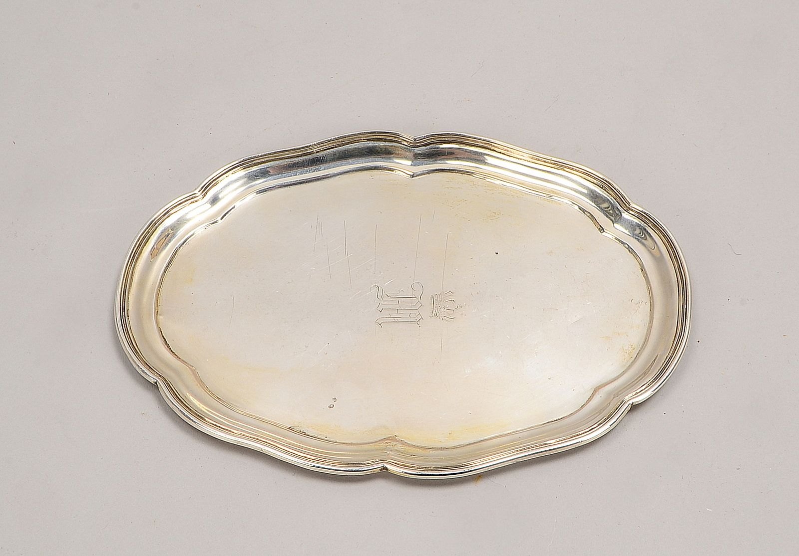 Kaiserl. Serviertablett (Hohenzollern), Silber (punz.), monogr. und 'Kaiserkrone', Gew. 188 g