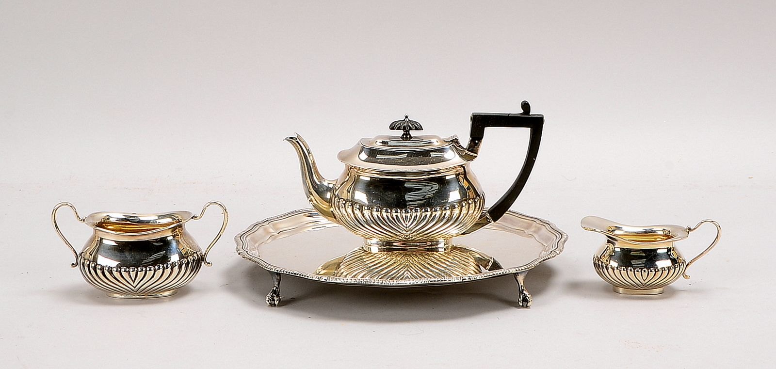 Teekern, 925 Sterlings.: Kanne mit Zucker und Sahne, auf Tablett; Ø 26,5 cm, Gew. 1.017 g