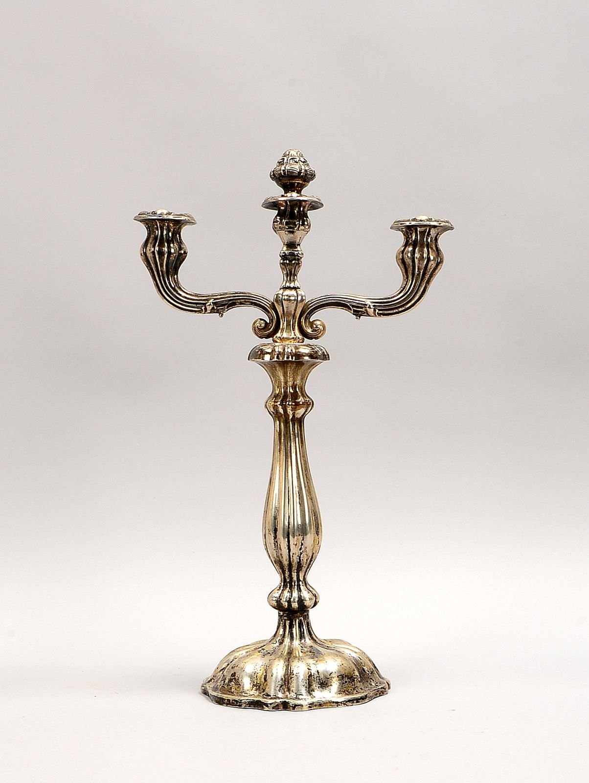 2 Silber-Leuchter, 2-fl. oder 1-fl., gesteckt - ungefüllt!; Höhe 43 cm/Höhe 28 cm, Gew. 540 g