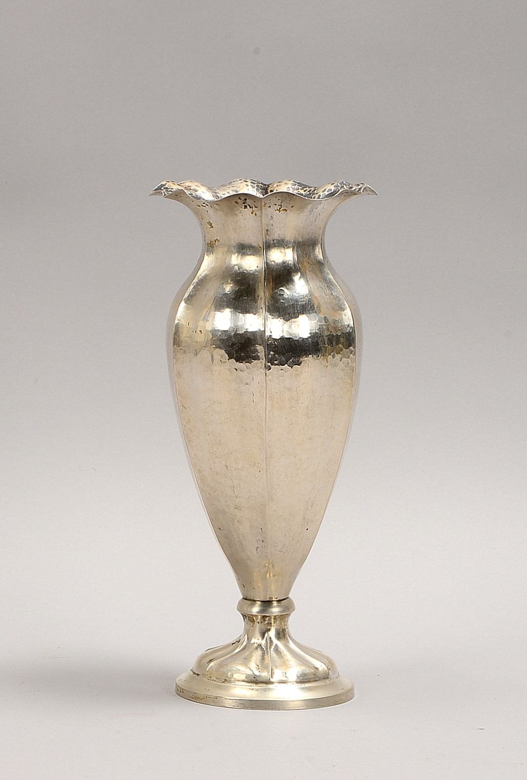 Tischvase, 800 Silber, handgetr., fac. Wandung mit Hammerschlag-Dekor; Gew. 368 g