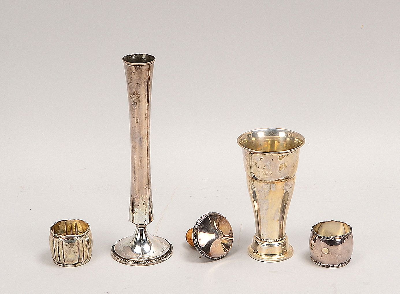 5 Silberteile: Becher, Vase (gef.), 2x Serviettenringe, und Flaschenverschluss; Gew. ca. 350 g