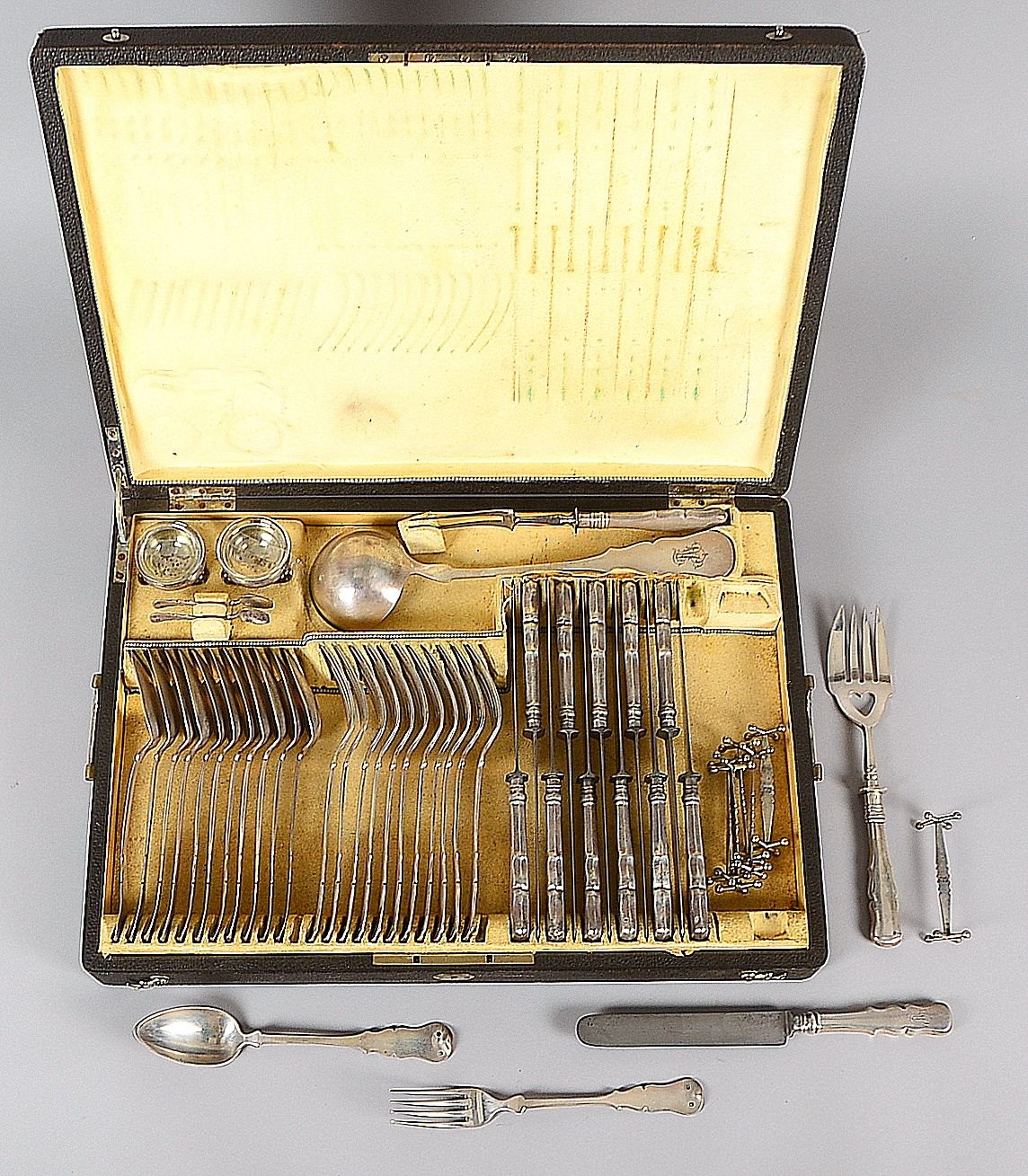 Tafelbesteck, für 12 Pers.; Silbergew. 2.140 g, Gew. Messer/Tranchierbest.: 1.490 g
