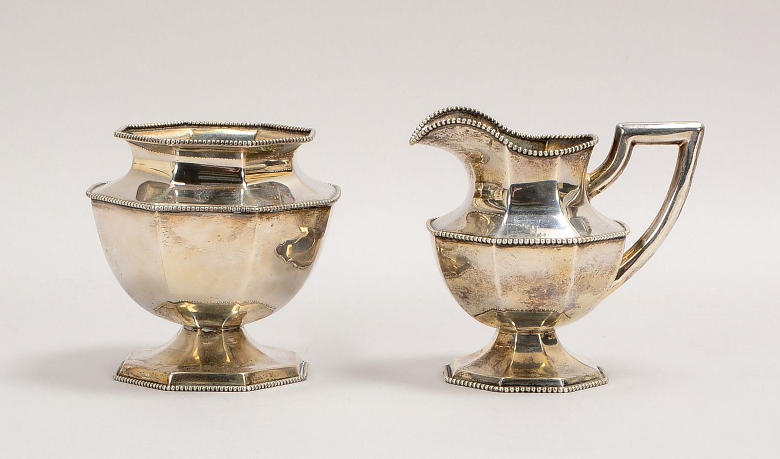 Zucker und Sahne, 925 Sterlings., fac. Wandung, mit Perldekor; Höhe 11,5 cm/12 cm