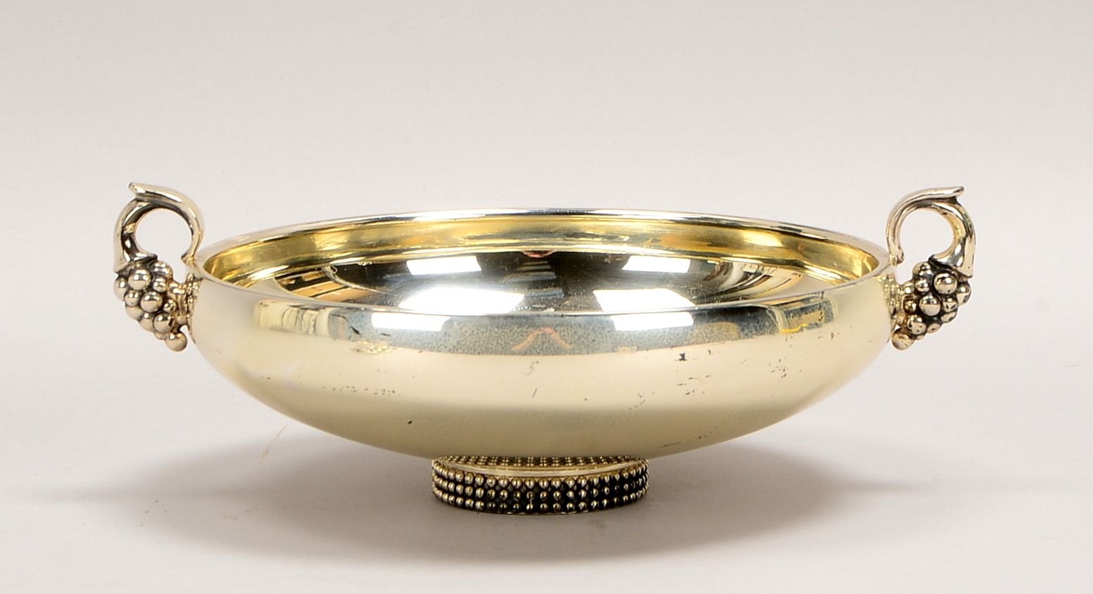 Konfektschale, 925 Sterlings., 2x seitl. Handhaben ('Weinreben'); Höhe 8,5 cm, Gew. 352 g