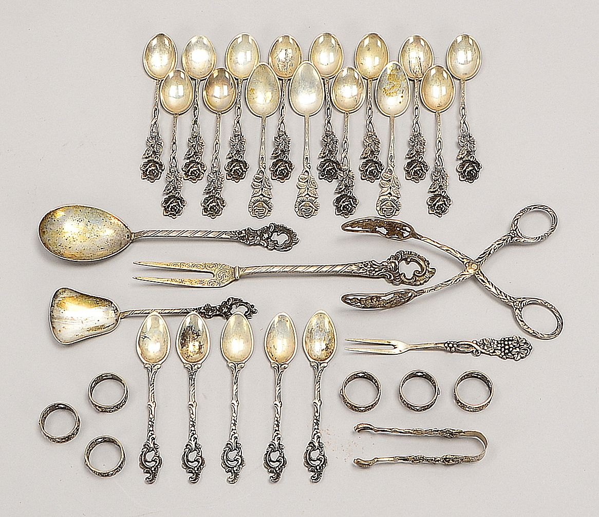 Tafelsilber, versch. Teile: Kaffeelöffel, Serviettenringe, Zangen, u.a.: Gew. 315 g