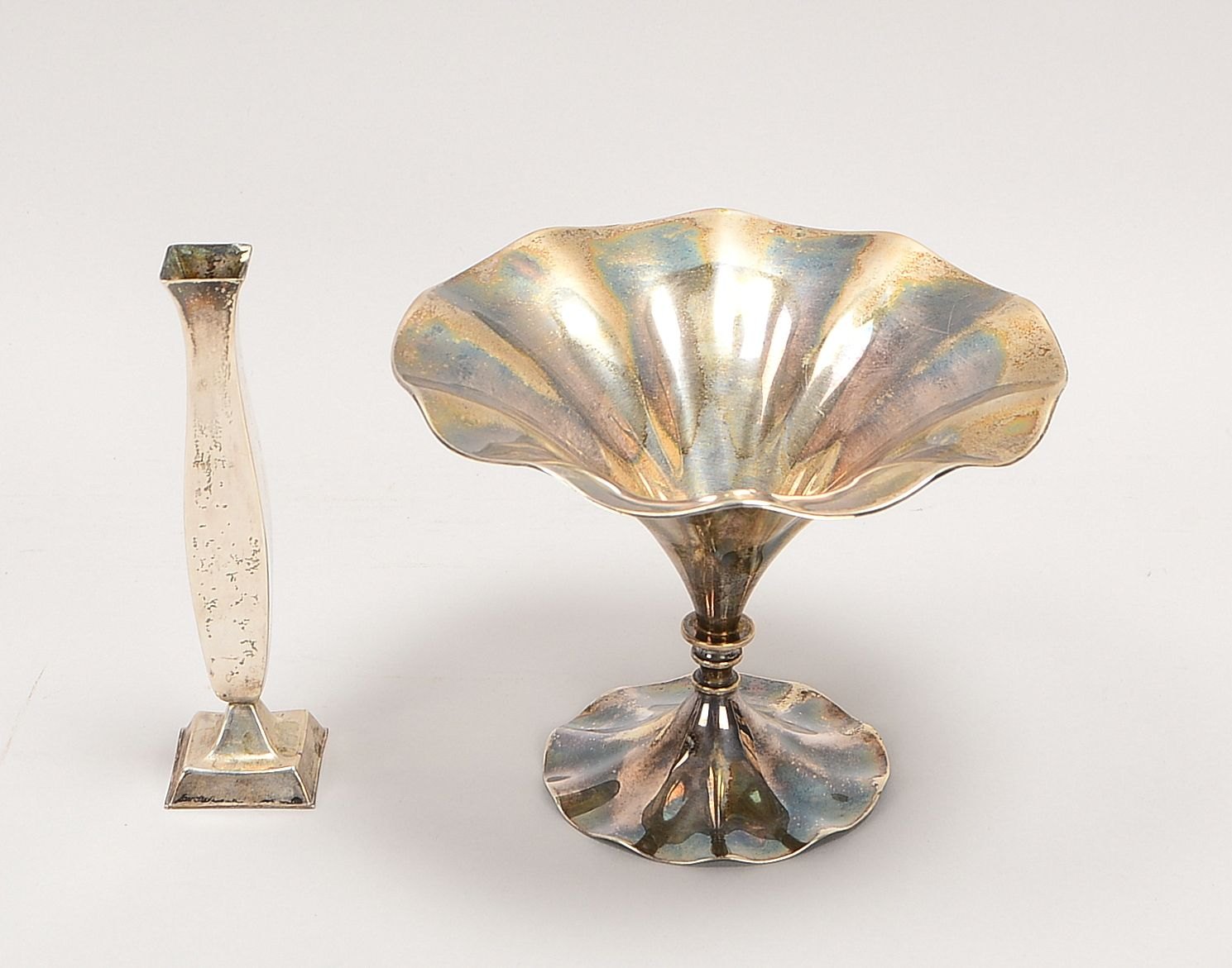 Wilkens, 2 Tischvasen, 830 Silber, versch. Ausf., ungefüllt; Höhe 12 cm/15 cm, Gew. 193 g
