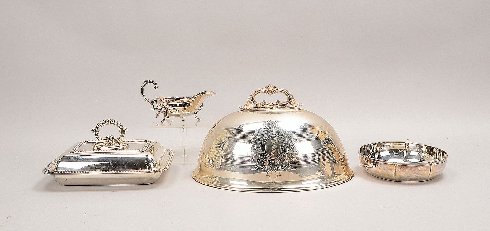 4 versilberte Servierteile: 1 Saucière, 1 Schale, 1 Deckelschale, sowie 1 Glosche