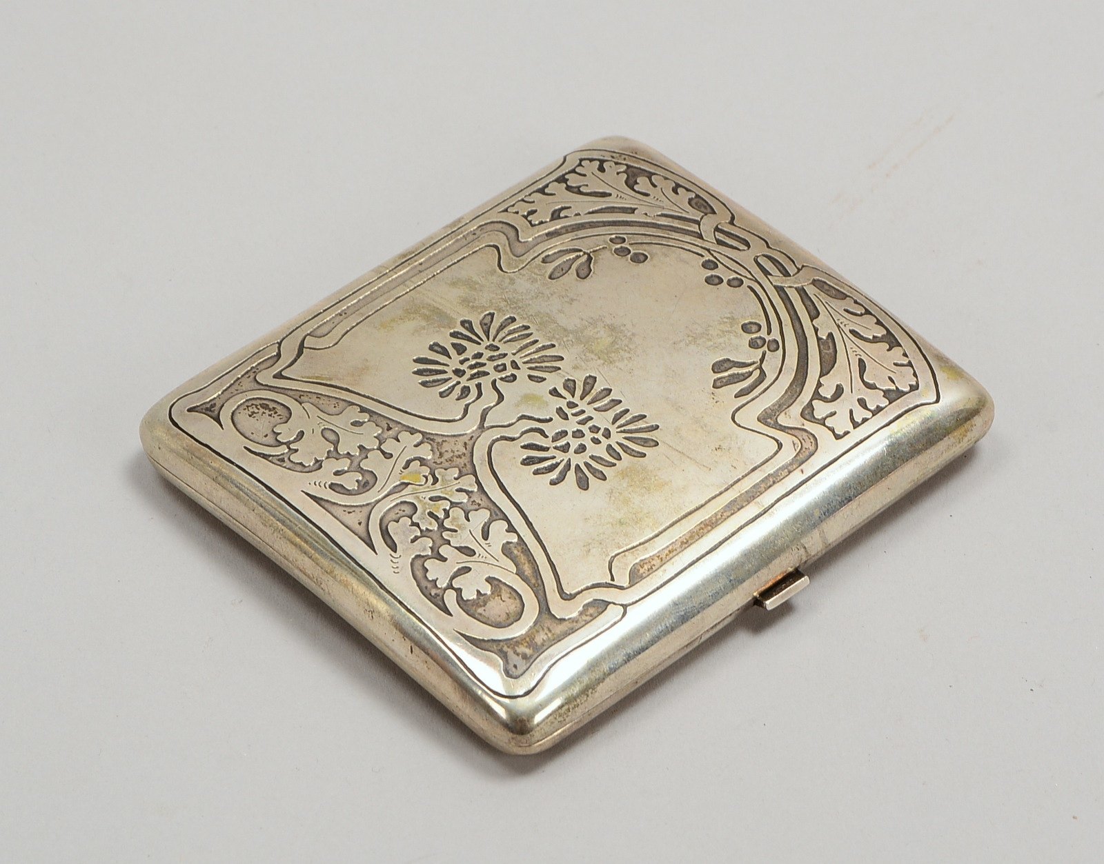 Zigarettenetui, 800 Silber, leicht gewölbt, scharn. Deckel, Jugendstil-Ornamentik; Gew. 105 g